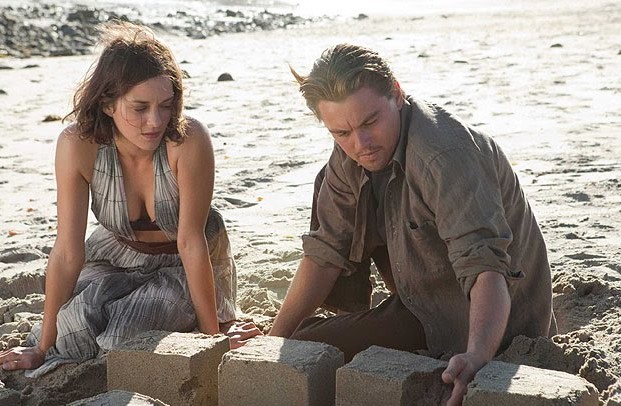 인셉션 림보(Limbo) – 해변에서 코브와 말이 함께 모래로 무언가를 쌓으며 무의식의 가장 깊은 공간을 함께하는 장면