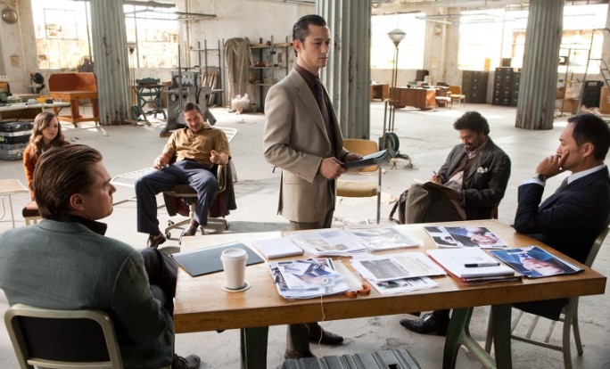 인셉션 – 코브와 아서, 아리아드네, 유서프, 임스 등 팀원 전원이 창고에 모여 인셉션 작전 계획을 브리핑하는 장면