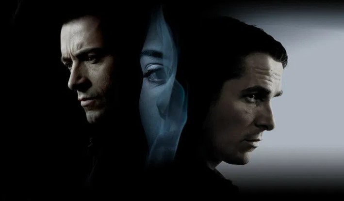 영화 프레스티지 스틸컷 – 어둠 속에서 마주 선 두 마술사 보든과 앤지어의 긴장감 넘치는 대립 장면