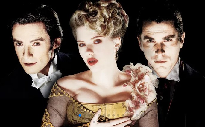 영화 프레스티지 등장인물 – 두 마술사 보든과 앤지어, 그리고 두 사람 사이에 선 올리비아의 삼각관계를 보여주는 홍보 이미지