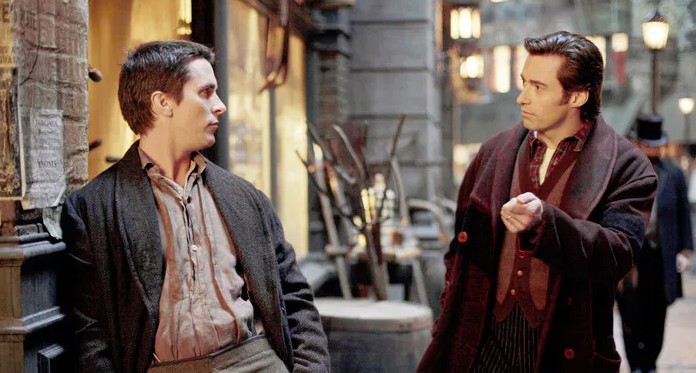 영화 프레스티지 스틸컷 – 19세기 런던 거리에서 보든과 앤지어가 마주 보며 대화하는 장면