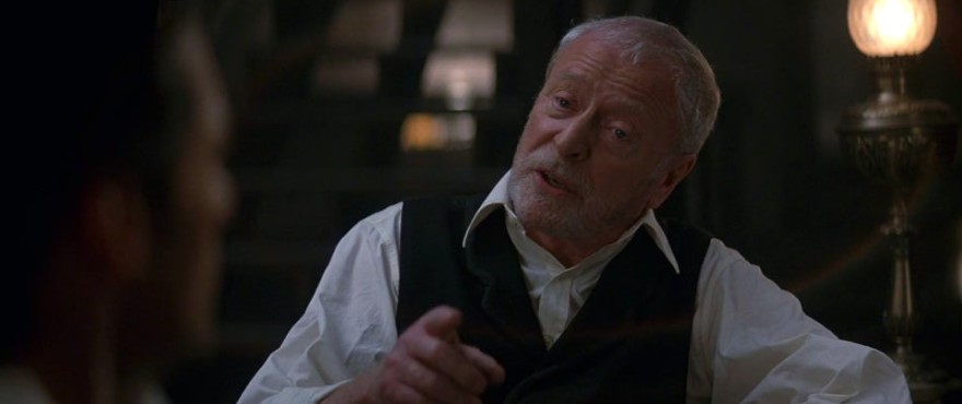 영화 프레스티지 스틸컷 – 마술 스승 커터가 마술의 세 단계 플레지 턴 프레스티지를 설명하는 핵심 장면