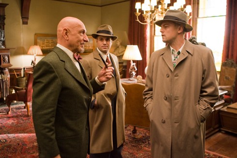 셔터 아일랜드 영화 스틸컷 - 콜리 박사(벤 킹슬리)와 테디(레오나르도 디카프리오), 척(마크 러팔로)의 첫 만남 장면