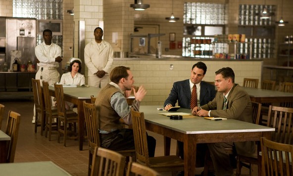 셔터 아일랜드 스틸컷 - 애쉬클리프 정신병원 식당에서 테디와 척이 환자를 심문하는 장면, 복선 포인트