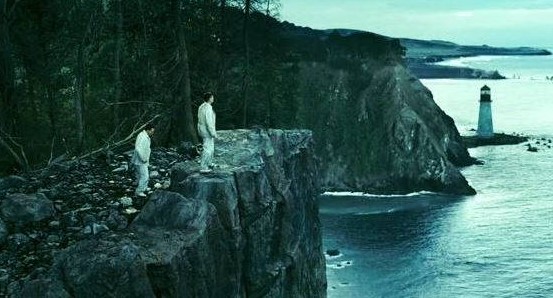 셔터 아일랜드 스틸컷 - 테디가 로보토미 시술 현장이라 믿었던 애쉬클리프 섬 등대와 절벽, 망상과 진실의 경계를 상징하는 장면