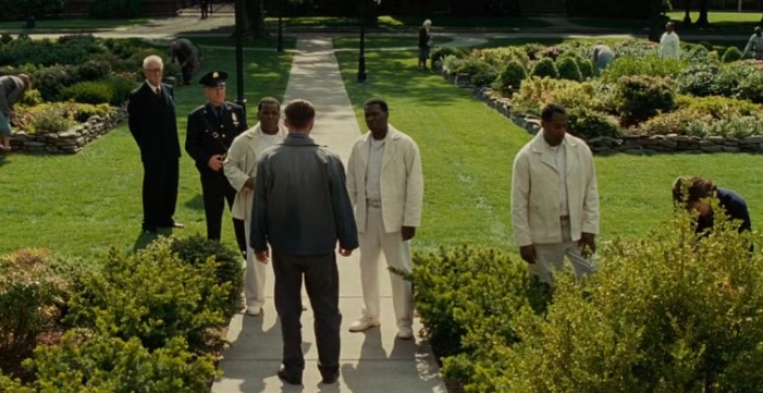 셔터 아일랜드 엔딩 스틸컷 - 앤드루(테디)가 병원 정원에서 로보토미 수술실을 향해 걸어가는 마지막 장면