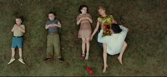 셔터 아일랜드 스틸컷 - 잔디 위에 익사한 세 아이와 아내 돌로레스가 누워 있는 앤드루의 환각 속 비극 장면