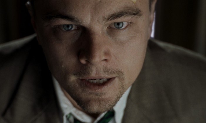 셔터 아일랜드 스틸컷 - 레오나르도 디카프리오가 연기한 테디(앤드루)의 극도로 불안하고 혼란스러운 표정 클로즈업, 망상과 현실의 경계