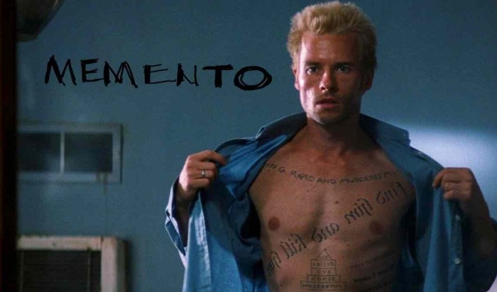메멘토 영화 스틸컷 - 레너드(가이 피어스)가 기억을 대신하는 문신을 온몸에 새긴 채 셔츠를 열어 보이는 장면, 결말 해석 핵심 단서