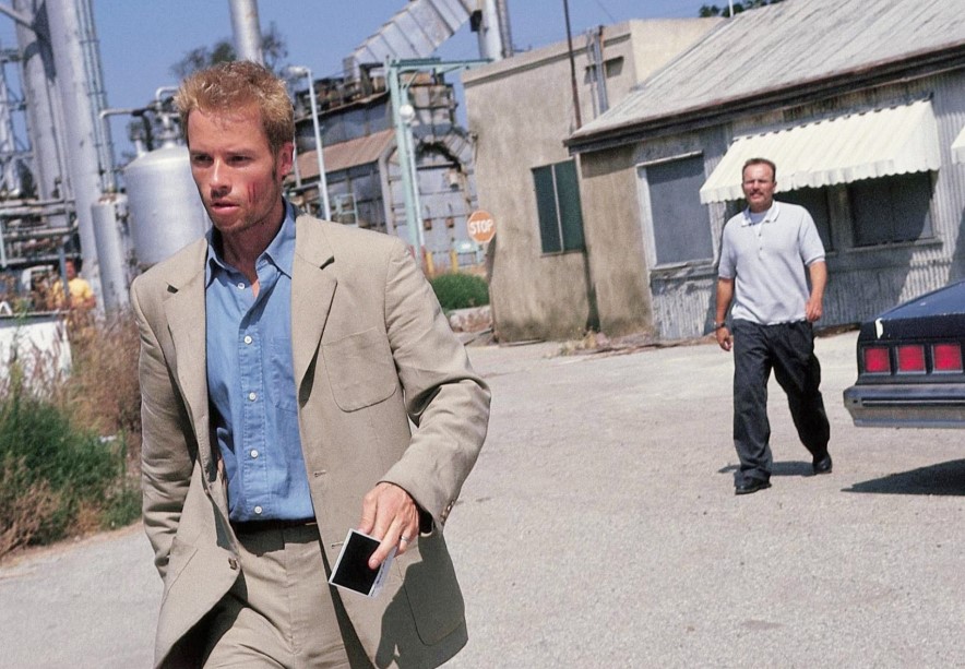 메멘토 영화 스틸컷 - 테디의 진실 폭로를 믿지 못하고 그 자리를 떠나는 레너드, 이후 테디 사진 뒷면에 '그의 거짓말을 믿지 마라' 메모를 남기는 결말 핵심 장면