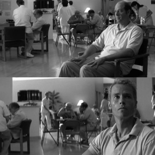 메멘토 영화 흑백 스틸컷 - 요양원에 앉아 있는 새미 자리에 레너드의 얼굴이 순간 겹쳐 보이는 장면, 새미가 실존 인물이 아닌 레너드 자신임을 암시하는 영화 최대 복선