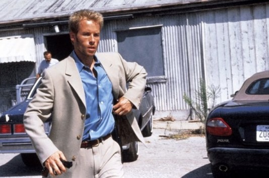 메멘토 영화 스틸컷 - 테디에게 진실을 들은 레너드(가이 피어스)가 총을 손에 쥔 채 결연한 표정으로 걸어가는 장면, 진실을 거부하고 새로운 복수를 향해 나아가는 핵심 씬