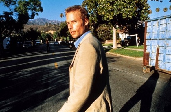 메멘토 영화 스틸컷 - 환한 햇살 아래 길을 걸으며 뒤를 돌아보는 레너드(가이 피어스), 10분이면 모든 기억이 사라지는 공허한 일상을 담은 장면