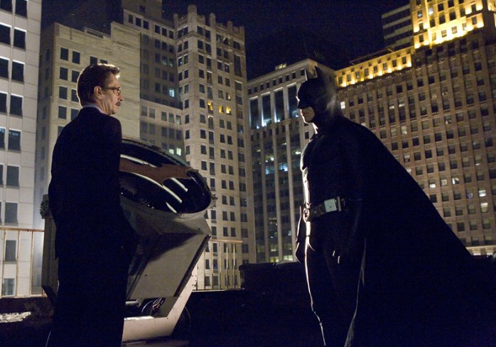 배트맨 비긴즈 결말 고든 경사와 배트맨의 조커 등장 암시 옥상 장면