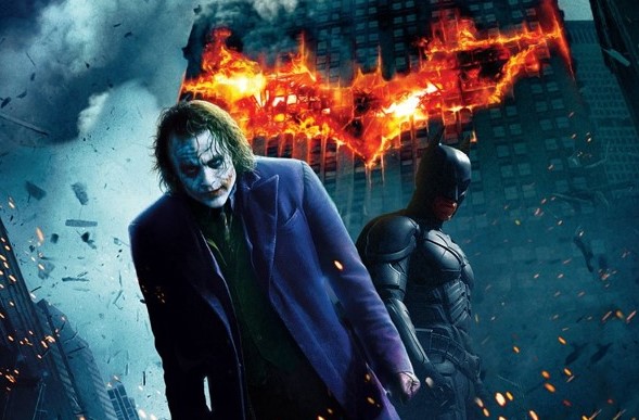 다크 나이트 조커와 배트맨 대결 장면 - 불타는 배트맨 심볼을 배경으로 히스 레저의 조커가 전면에, 배트맨이 뒤편에 서 있는 공식 포스터