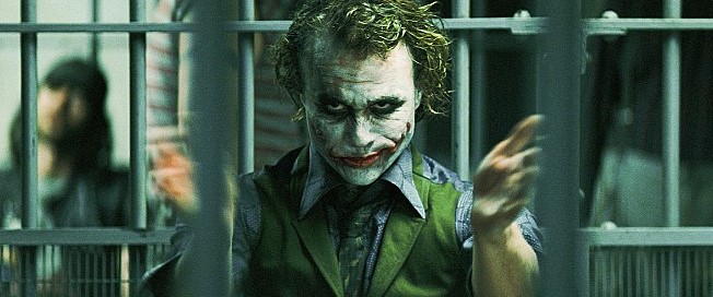 다크 나이트 조커 철창 구금 장면 - 히스 레저가 연기한 조커가 철창 안에 갇힌 채 손뼉을 치며 비웃는 표정을 짓고 있는 모습. 배트맨에게 체포되고도 전혀 패배감 없이 오히려 상황을 즐기는 조커의 본질을 극명하게 보여주는 장면