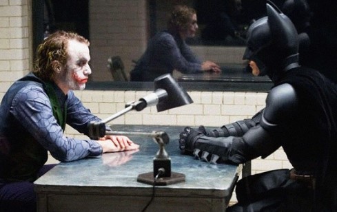 다크 나이트 심문실 대면 장면 - 조커(히스 레저)와 배트맨(크리스찬 베일)이 심문실 테이블을 사이에 두고 정면으로 마주 앉아 대치하는 장면. 조커가 배트맨에게 '네가 나를 완성시켜'라고 말하며 두 사람의 운명적 관계를 선언하는 다크 나이트 최고의 명장면