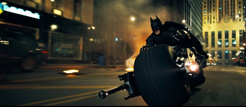 다크 나이트 배트맨 배트포드 질주 장면 - 배트맨이 전용 오토바이 배트포드를 타고 고담 시내 도로를 전속력으로 질주하는 액션 장면. 조커와의 추격전에서 고담을 지키기 위해 온몸을 던지는 배트맨의 모습을 담은 다크 나이트의 대표적인 액션 씬