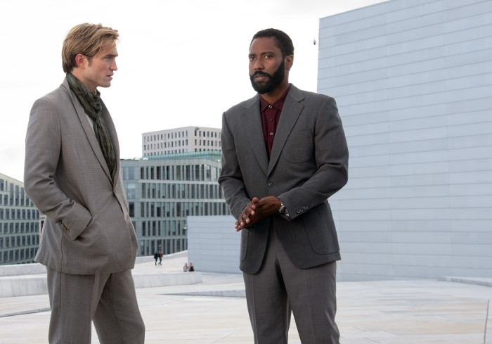 테넷 닐과 주도자 대화 장면 - 로버트 패틴슨이 연기한 닐(왼쪽)과 존 데이비드 워싱턴이 연기한 주도자(오른쪽)가 건물 옥상에서 마주 보며 대화를 나누는 장면. 처음 만난 사이임에도 닐이 주도자에 대해 모든 것을 알고 있는 수상한 첫 만남을 담은 테넷의 핵심 장면