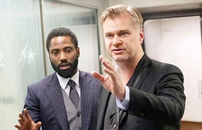 테넷 촬영 현장 비하인드 사진 - 크리스토퍼 놀란 감독(오른쪽)이 주도자 역의 존 데이비드 워싱턴(왼쪽)에게 직접 손짓으로 연출 지시를 하고 있는 장면. 20년 구상 7년 집필의 결과물인 테넷을 완성하기 위한 놀란 감독의 치밀한 현장 연출을 보여주는 촬영 비하인드 컷