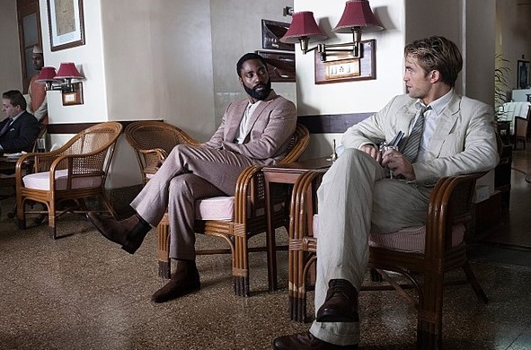 테넷 주도자와 닐 카페 대화 장면 - 존 데이비드 워싱턴이 연기한 주도자(왼쪽)와 로버트 패틴슨이 연기한 닐(오른쪽)이 카페 라운지에서 나란히 앉아 여유롭게 대화를 나누는 장면. 한쪽은 우정의 시작을, 다른 한쪽은 우정의 끝을 알면서도 함께하는 두 사람의 운명적인 관계를 보여주는 테넷의 핵심 장면