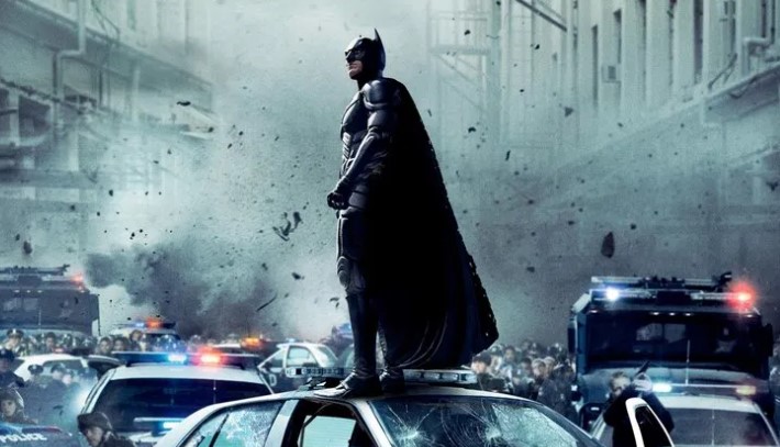 다크 나이트 라이즈 배트맨 고담 시티 귀환 경찰차 위 장면 브루스 웨인 복귀 스틸컷