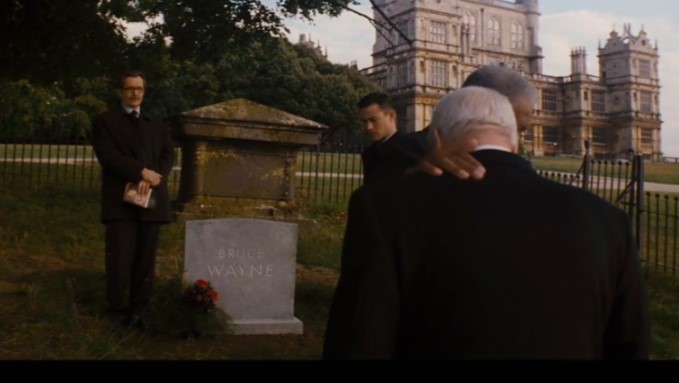 다크 나이트 라이즈 결말 브루스 웨인 묘비 앞 고든 블레이크 알프레드 장례 장면 스틸컷