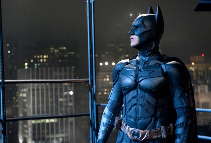 다크 나이트 라이즈 배트맨 수트 착용 야경 배경 크리스찬 베일 측면 고담 수호 스틸컷