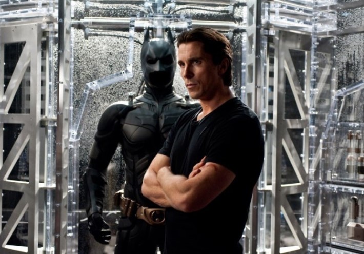 다크 나이트 라이즈 브루스 웨인 크리스찬 베일 배트맨 수트 앞 이중 정체성 배트케이브 스틸컷