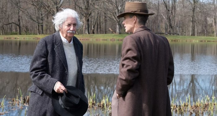 오펜하이머 결말 해석 - 아인슈타인과 오펜하이머가 연못가에서 단둘이 마주 서서 대화하는 영화의 핵심 장면
