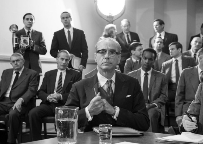 오펜하이머 결말 해석 - 루이스 스트로스가 상무장관 인사청문회에 출석해 굳은 표정으로 앉아 있는 흑백 장면