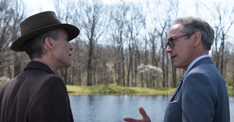 오펜하이머 결말 해석 - 연못가에서 오펜하이머와 스트로스가 마주 서서 긴장된 대화를 나누는 장면