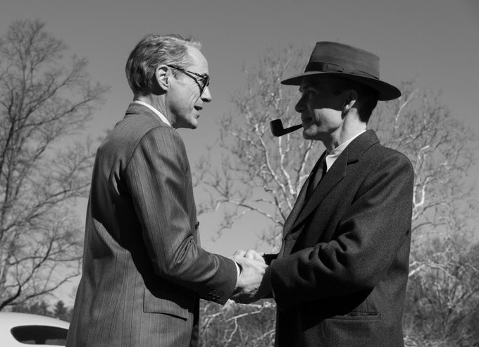 오펜하이머 결말 해석 - 스트로스와 오펜하이머가 흑백 장면에서 미소를 띠며 악수하는 위선적 관계의 복선 장면