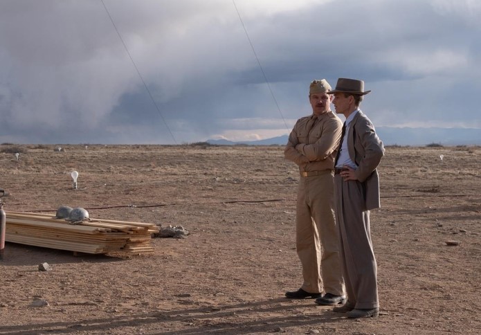 오펜하이머 결말 해석 - 오펜하이머와 그로브스 장군이 뉴멕시코 사막 실험장에서 나란히 서서 트리니티 핵실험을 준비하는 장면