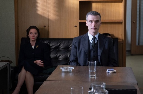 오펜하이머 결말 해석 - 1954년 보안 청문회를 앞두고 오펜하이머와 아내 키티가 대기실에서 굳은 표정으로 침묵하며 앉아 있는 장면