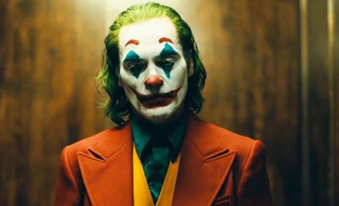 영화 조커(2019) 호아킨 피닉스가 흰 광대 분장에 붉은 정장을 입고 엘리베이터 안에서 조커로 변신한 장면