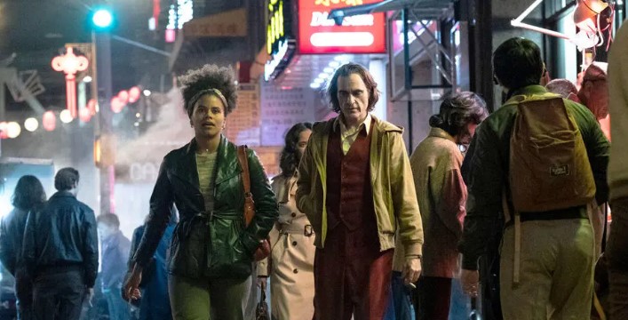 영화 조커(2019) 아서 플렉이 이웃 소피와 함께 고담시 번화가 밤거리를 걷는 장면으로 실제로는 존재하지 않았던 아서의 망상 속 장면