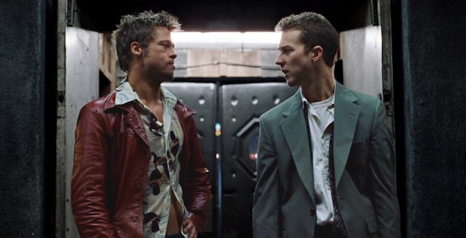 파이트 클럽 타일러 더든과 내레이터가 마주 선 장면 – 두 인물은 사실 동일 인물이었다