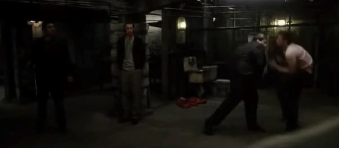 파이트 클럽 지하 격투 장면 – 타일러 더든이 맞을 때 내레이터도 동일한 고통을 느끼는 동일 인물 복선