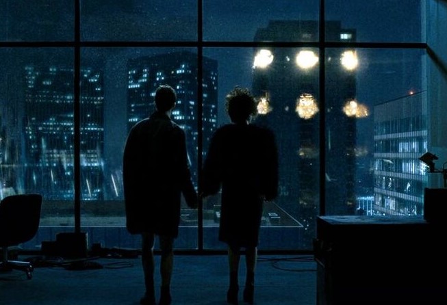 파이트 클럽 결말 장면 – 내레이터와 마를라 싱어가 손을 잡고 건물 붕괴를 바라보는 엔딩 장면