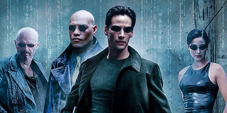 매트릭스 주요 등장인물 네오, 모피어스, 트리니티가 선글라스를 착용하고 디지털 코드 배경 앞에 서 있는 포스터 이미지