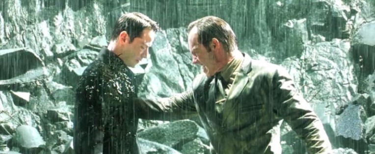 매트릭스 레볼루션 결말 장면, 폭우 속 바위 지형에서 네오와 에이전트 스미스가 서로를 움켜쥐며 최후의 대결을 펼치는 클라이맥스 씬