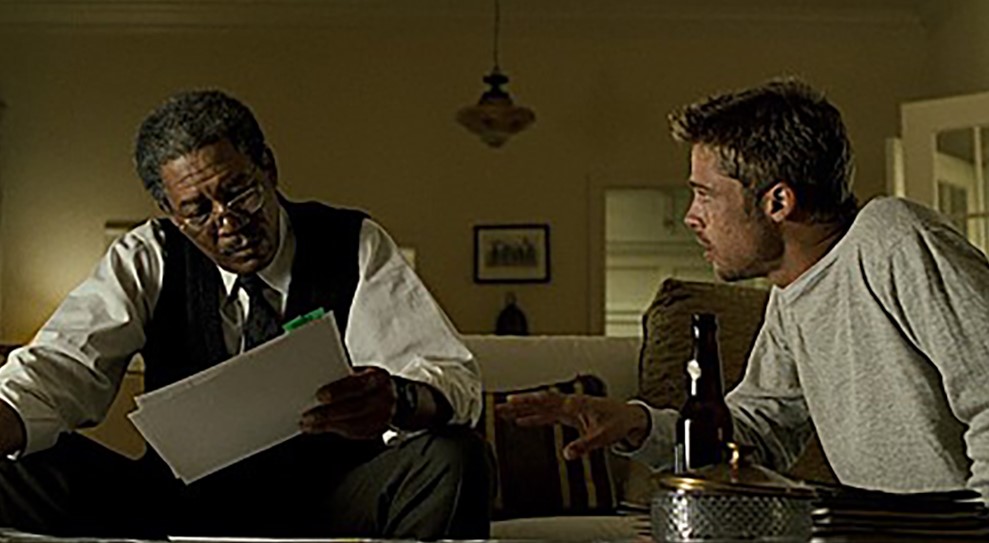 영화 세븐에서 서머셋(모건 프리먼)이 서류를 들고 밀스(브래드 피트)와 사건 수사 내용을 논의하는 실내 대화 장면