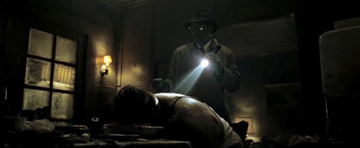 영화 세븐에서 서머셋(모건 프리먼)이 손전등을 들고 어둡고 낡은 방 안에 엎드려 있는 식탐 희생자의 시체를 수사하는 범죄 현장 장면