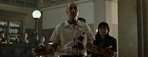 영화 세븐에서 범인 존 도(케빈 스페이시)가 온몸에 피가 낭자한 흰 셔츠를 입은 채 두 손을 벌리고 경찰서에 스스로 자수하는 충격적인 장면