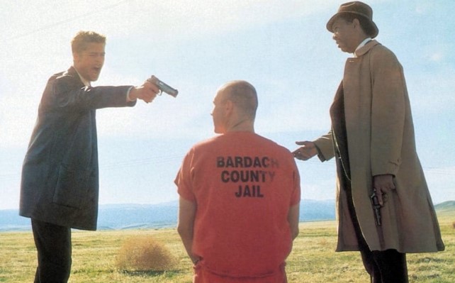 영화 세븐 결말 클라이맥스 장면, 분노한 밀스(브래드 피트)가 무릎 꿇은 존 도(케빈 스페이시)에게 총을 겨누고 서머셋(모건 프리먼)이 필사적으로 말리는 황야의 세 인물