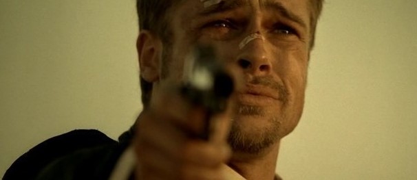 영화 세븐 결말 장면, 눈물을 흘리며 분노와 슬픔에 휩싸인 채 총을 겨누고 있는 밀스(브래드 피트)의 클로즈업 장면