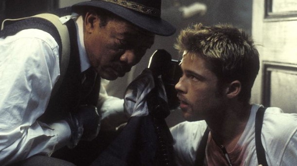 영화 세븐에서 중절모를 쓴 서머셋(모건 프리먼)이 밀스(브래드 피트)에게 바짝 다가서서 긴박하게 무언가를 전달하는 클로즈업 대화 장면