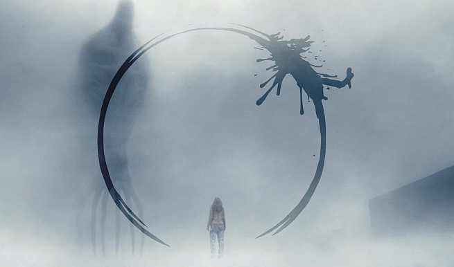 컨택트 Arrival 헵타포드 원형 문자 앞에 선 루이스 — 비선형 시간 지각의 시작