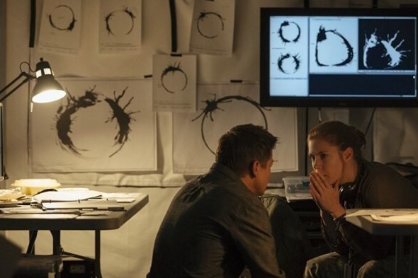 컨택트 Arrival 루이스와 이안이 헵타포드 원형 문자를 함께 분석하고 해독하는 연구 장면